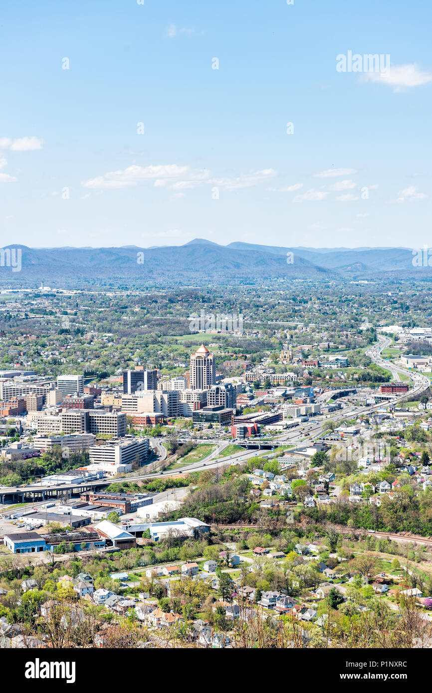 Roanoke, États-Unis - 18 Avril 2018 : Aerial Cityscape vue sur l'horizon de ville en Virginie au printemps avec des immeubles de l'administration centrale, montagnes, l'autoroute Banque D'Images