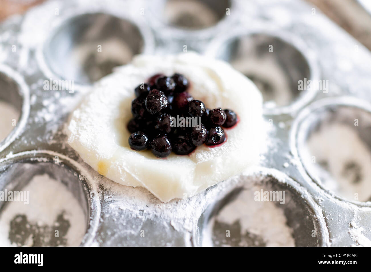 Morceau De Gateau De Riz Gluant Gluant Mochi Saupoudree De Farine D Amidon Pour Faire Un Dessert En Etain Le Moule A Muffins Aux Bleuets Avec Remplissage De Petits Fruits Photo Stock