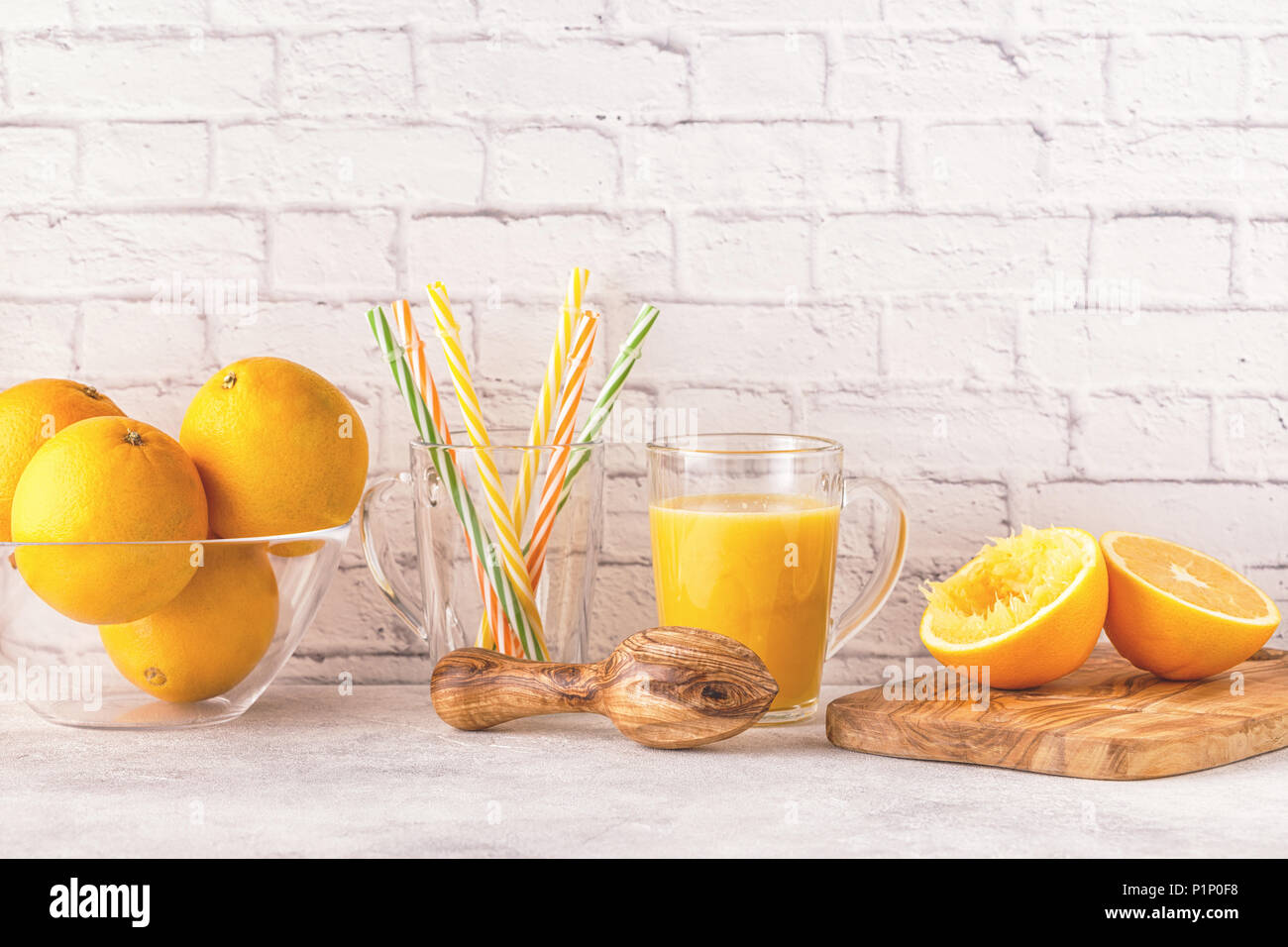 Les oranges et centrifugeuse pour faire des jus d'orange. Copier l'espace. Banque D'Images