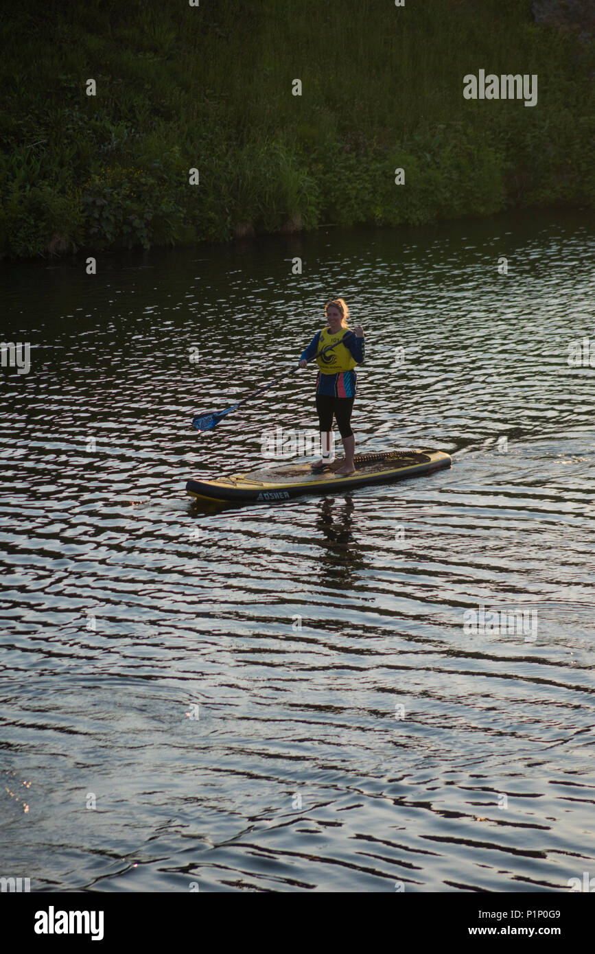 Stand Up Paddle à Cardiff Marina Phillip Roberts Banque D'Images