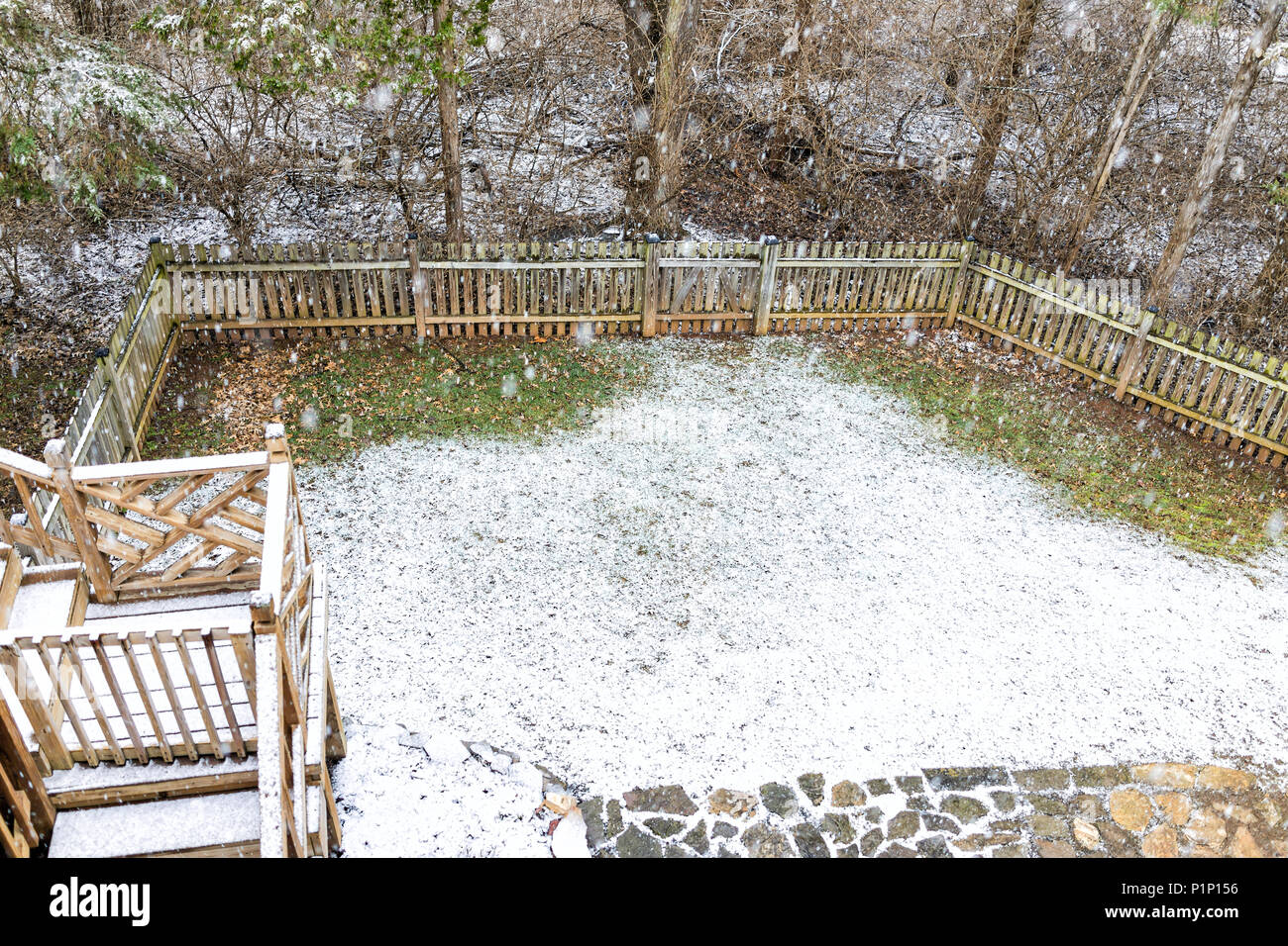 Vue aérienne de la terrasse en bois vides de chambre avec des marches, escaliers, arbres, forêt, dans la cour de quartier avec la neige a couvert la terre pendant le blizzard Banque D'Images