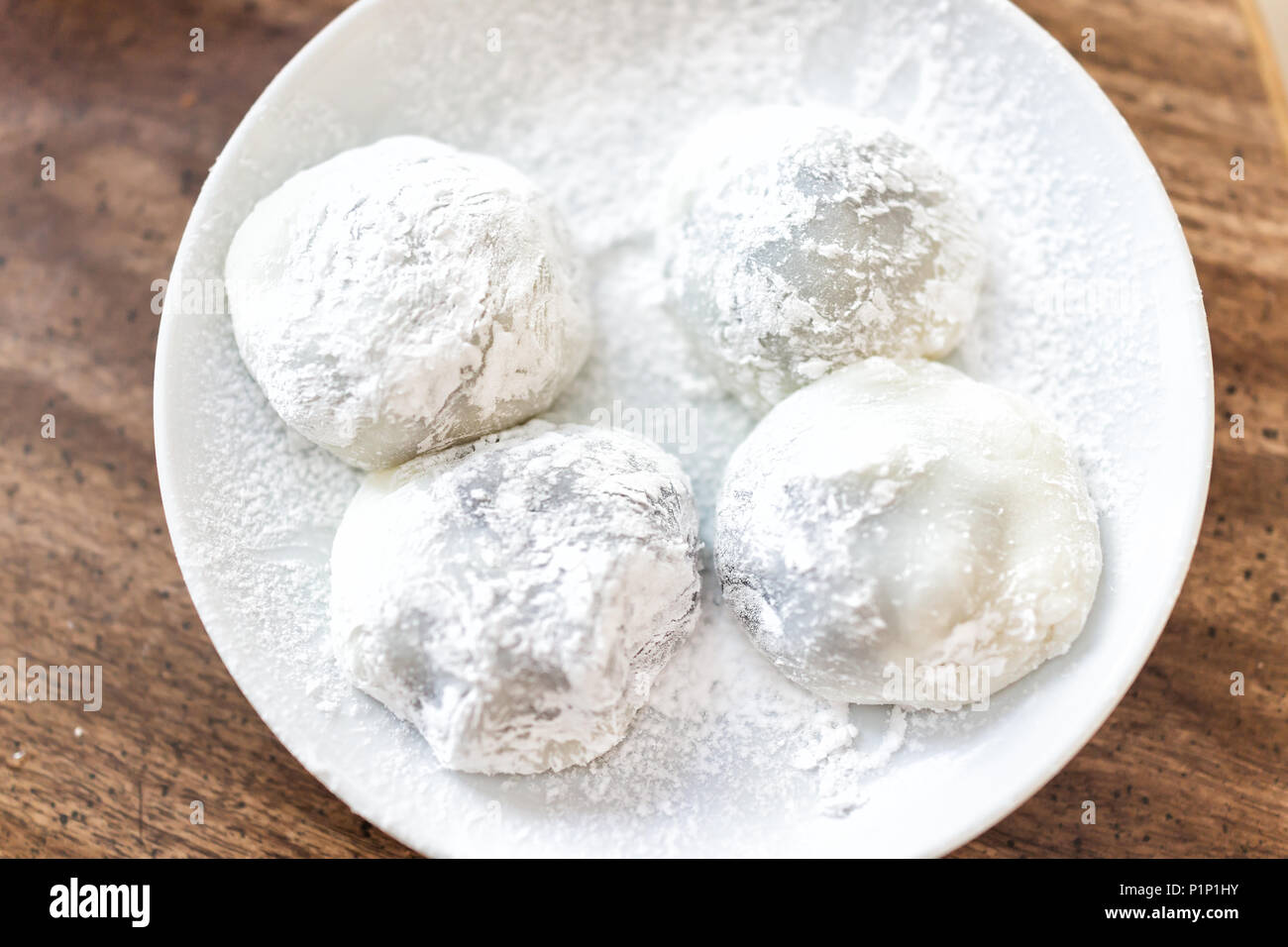 Quatre tables rondes ensemble gâteau de riz glutineux gluant mochi dessert pièces, wagashi daifuku rempli de glace ou d'un haricot rouge azuki dont le remplissage de bourrage Banque D'Images