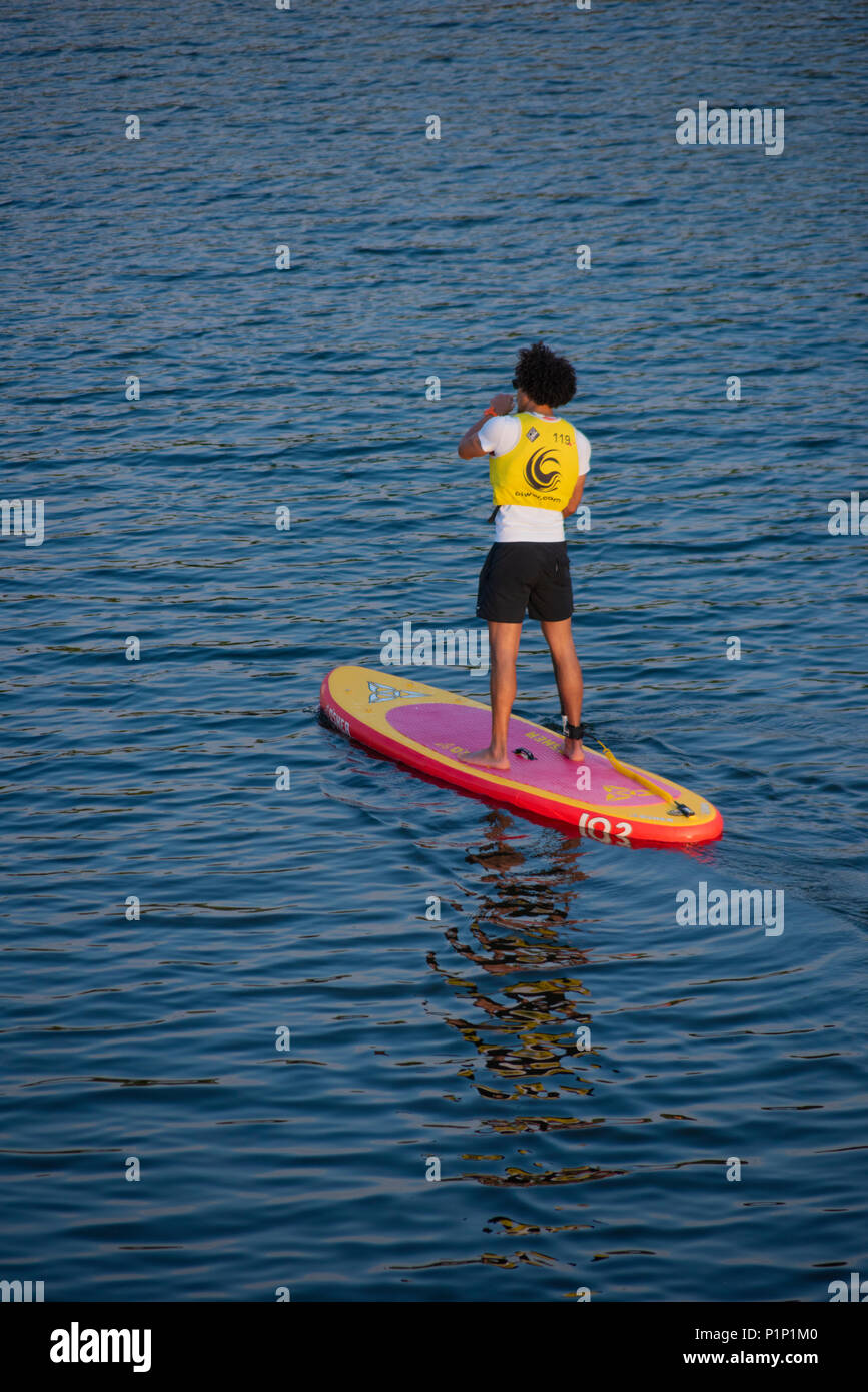 Stand Up Paddle à Cardiff Marina Phillip Roberts Banque D'Images