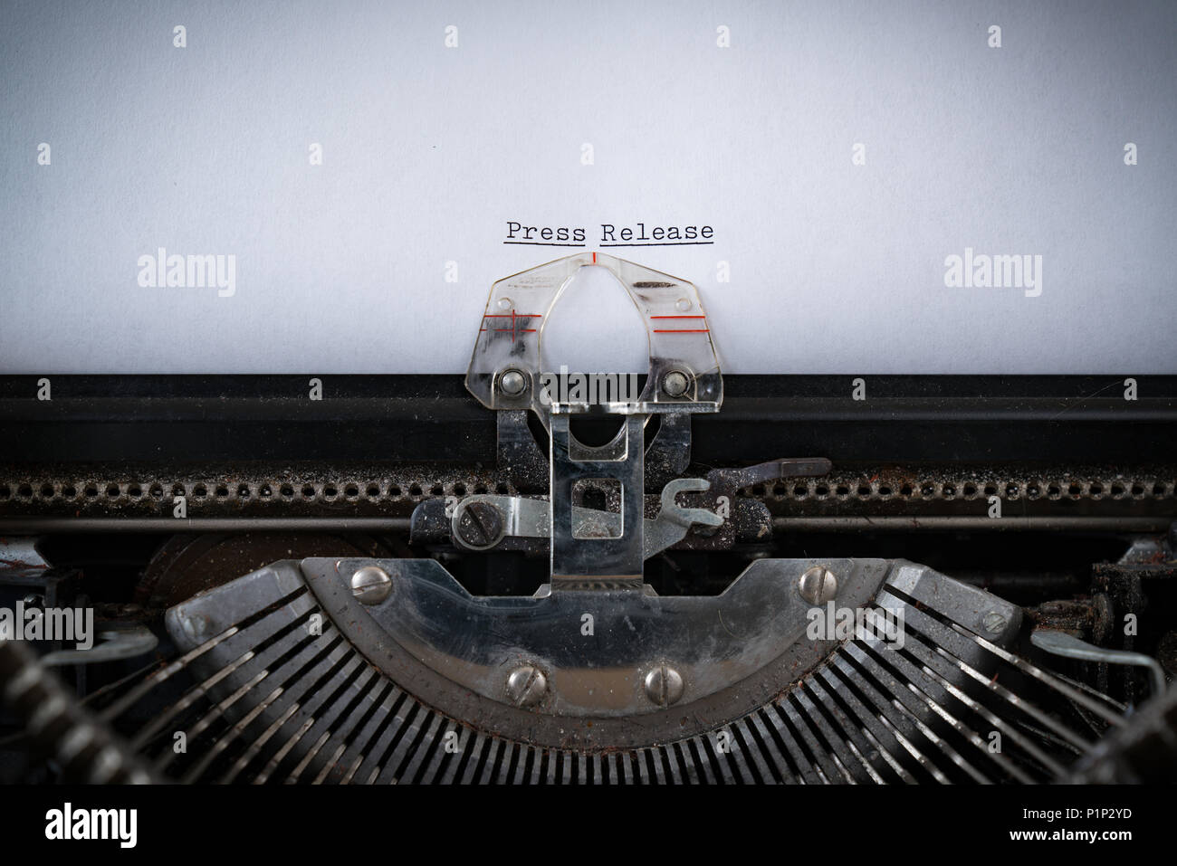 L'expression communiqué de presse dactylographié sur une vieille machine à écrire Banque D'Images