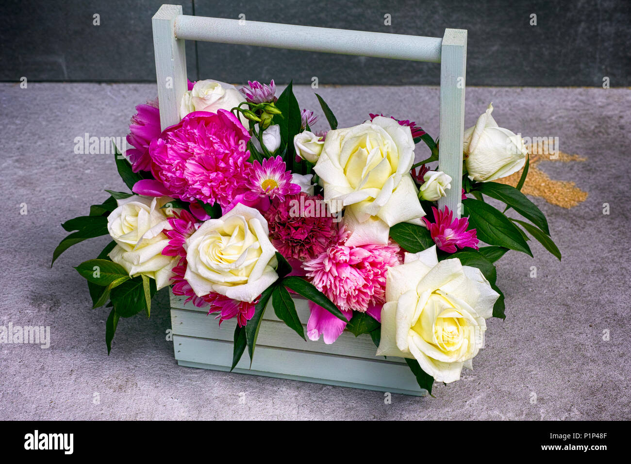 Belle composition florale de roses et de pivoines dans boîte en bois.  Close-up Photo Stock - Alamy
