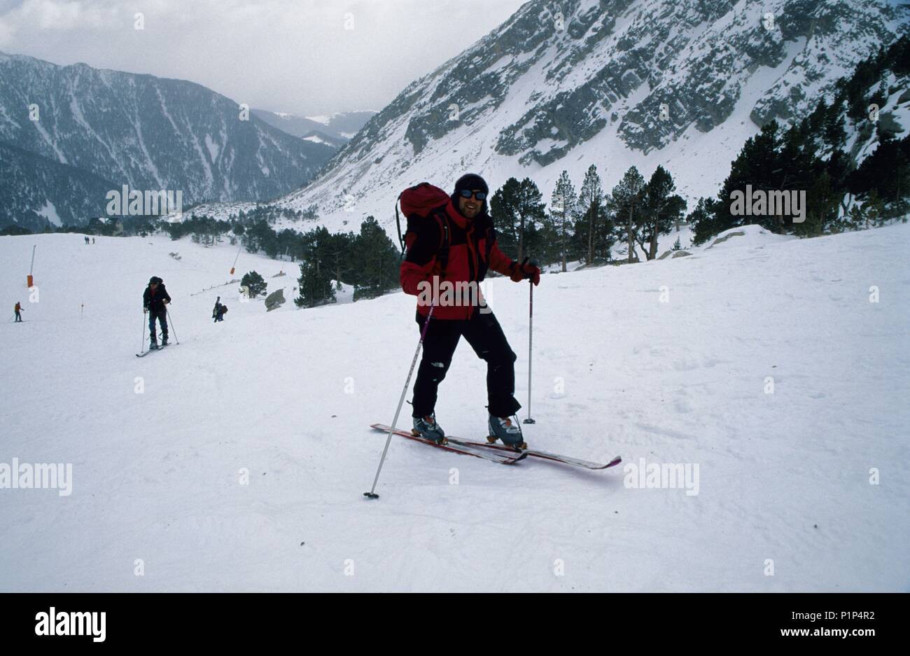 Vallter 2000 ; la estación de ski  + del Pirineo oriental ; esquiadores de fondo subiendo por las motores hacia pico de 'Bastiments'. Banque D'Images