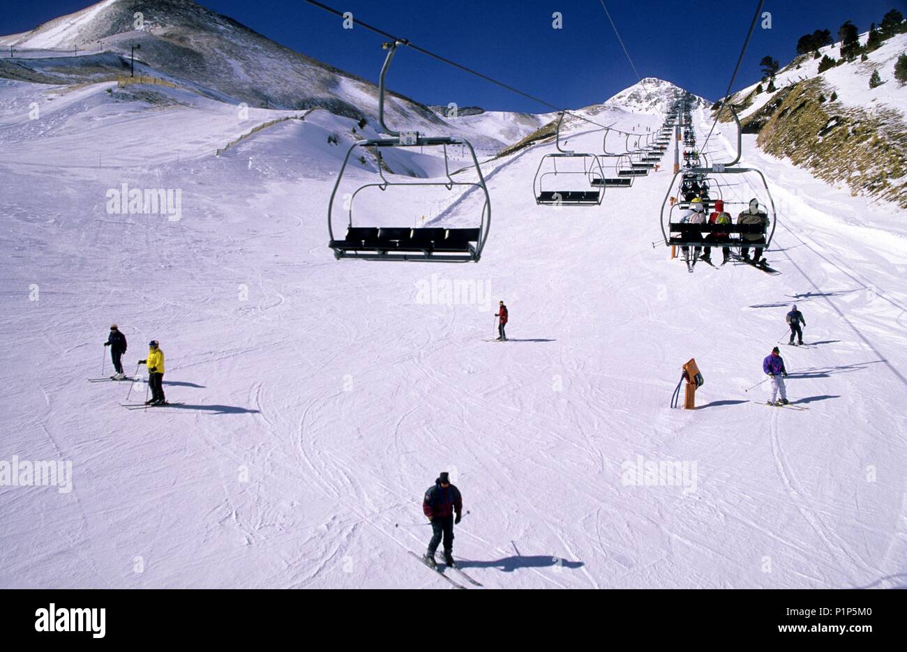 Andorre Arinsal : estación ; ski / motores / etap bulvar / esquiadores. Banque D'Images