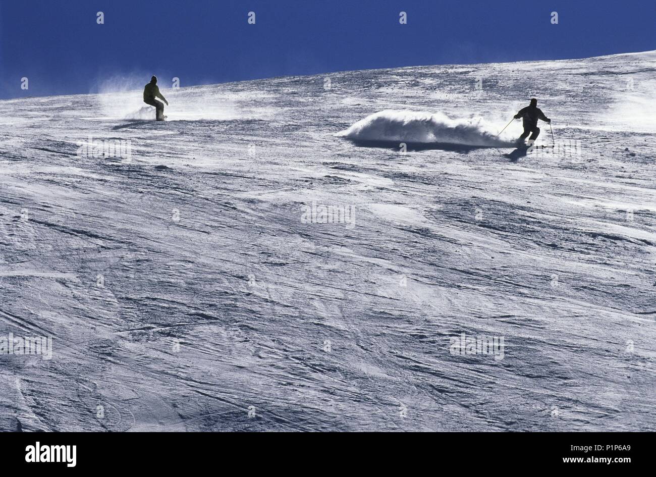 Estacion de ski de 'La Molina' ; motores y Nieve sobre esquiadores polvo' ; 'snowboard. Banque D'Images