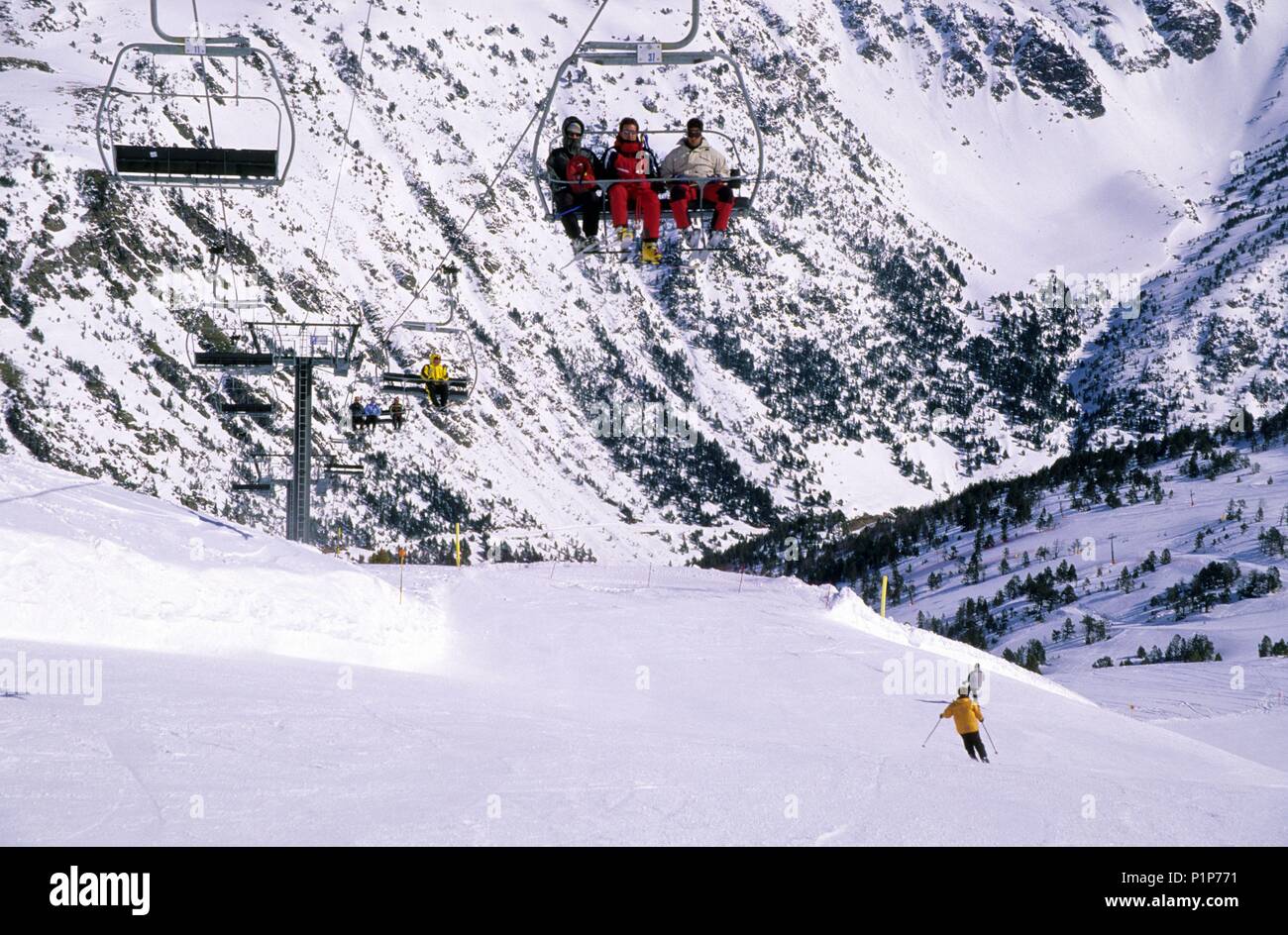 Valle de Ordino ; Estación de ski de Ordino Arcalis - ; etap bulvar, esquiadores y motores. Banque D'Images