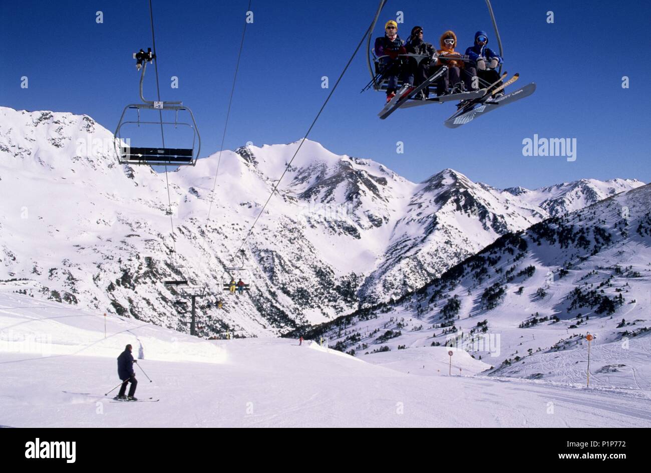 Valle de Ordino ; Estación de ski de Ordino Arcalis - ; etap bulvar, esquiadores y motores. Banque D'Images