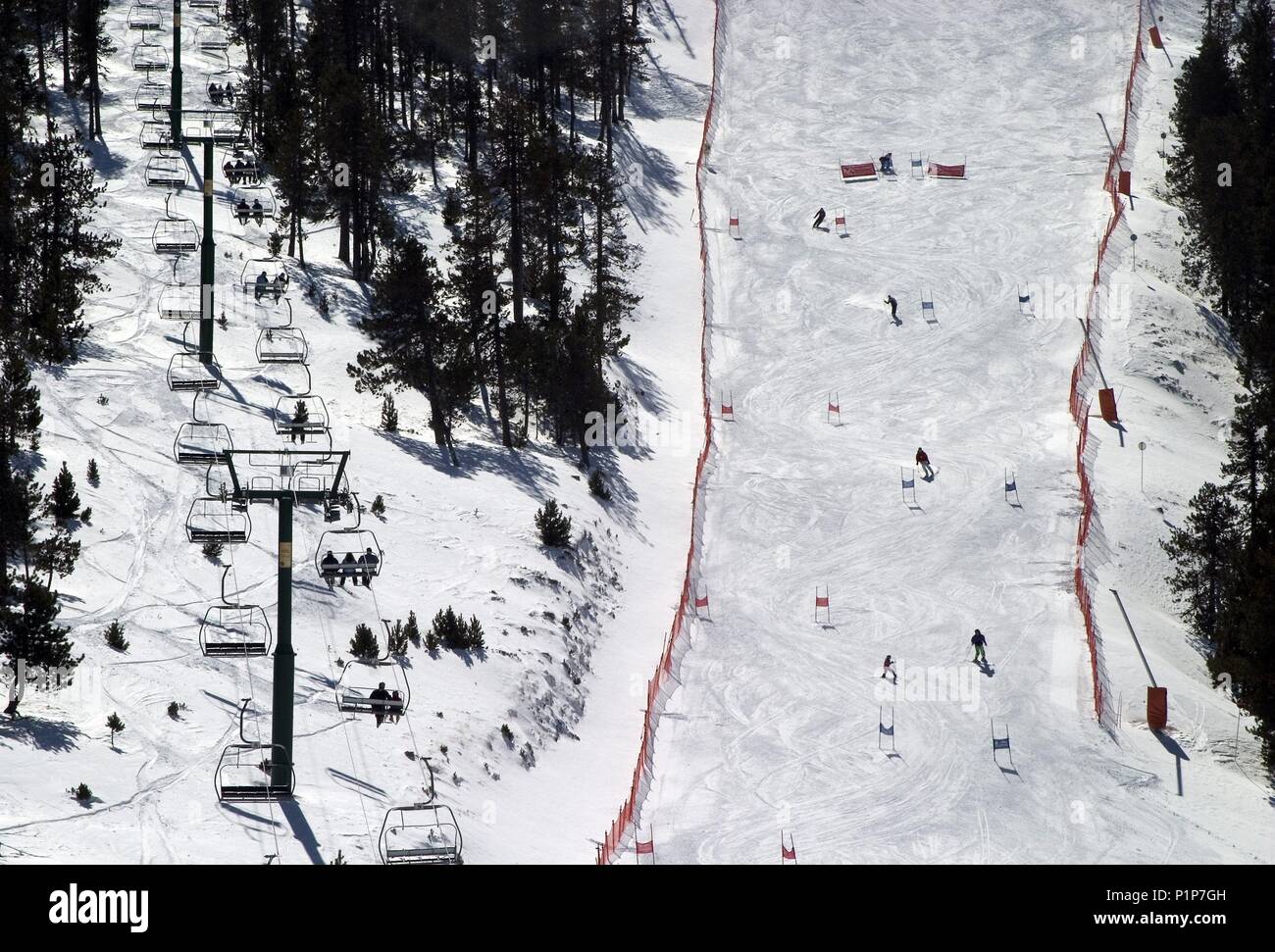 Andorre : Pal ; estación de ski ; motores y esquiadores. Banque D'Images