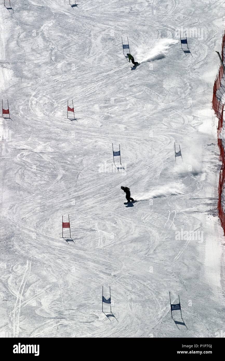 Andorre : Pal ; estación de ski ; motores y esquiadores. Banque D'Images