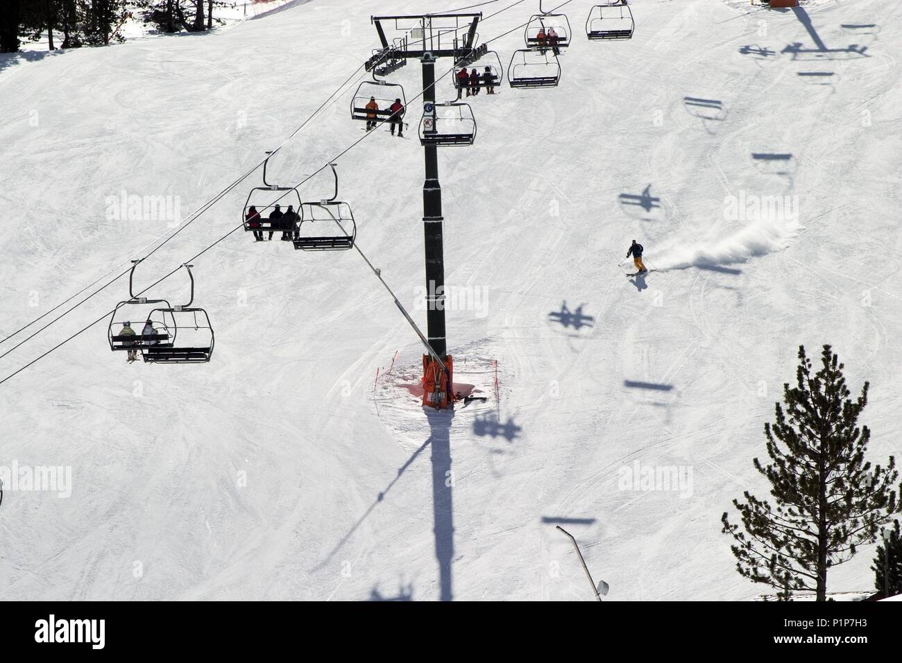 Andorre : Estación de ski de Grau Roig ; motores / esquiadores / remontadores - etap bulvar. Banque D'Images