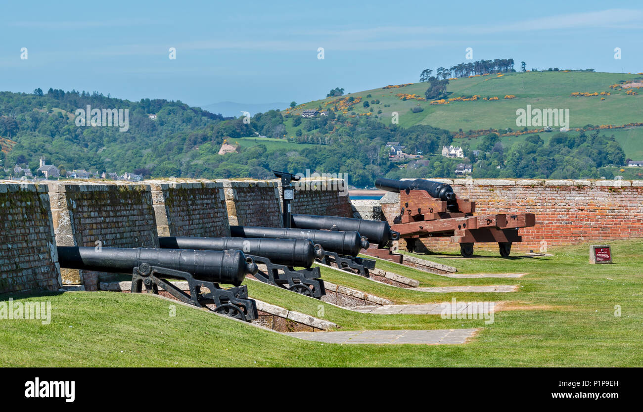 FORT GEORGE ARDERSIER INVERNESS ECOSSE CANNON AU POINT BATTERIE ET PANNEAU D'INFORMATION Banque D'Images