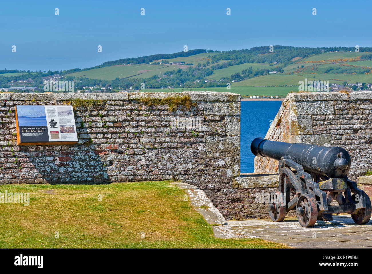 FORT GEORGE ARDERSIER INVERNESS ECOSSE CANNON À PRINCE FREDERICK WILLIAMS DEMI BASTION ET INFORMATIONS INSCRIPTION Banque D'Images