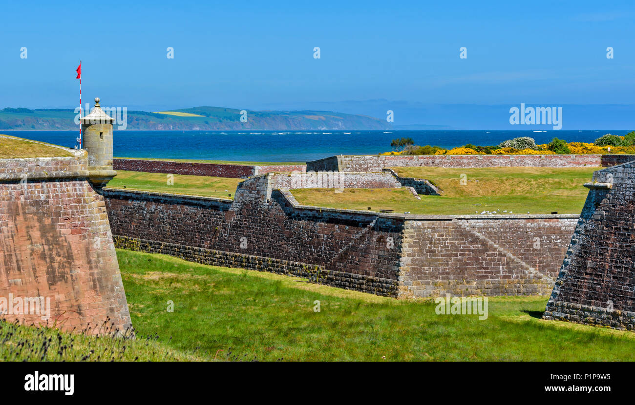 FORT GEORGE ARDERSIER INVERNESS ECOSSE FORTIFICATIONS MOAT UN BARTISAN TOWER ET MER BLEUE DE Moray Firth Banque D'Images