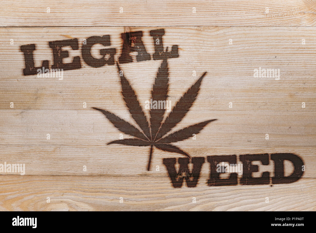 Mauvaises herbes Mauvaises herbes juridique Cannabis logo marque feu sur bois board Banque D'Images