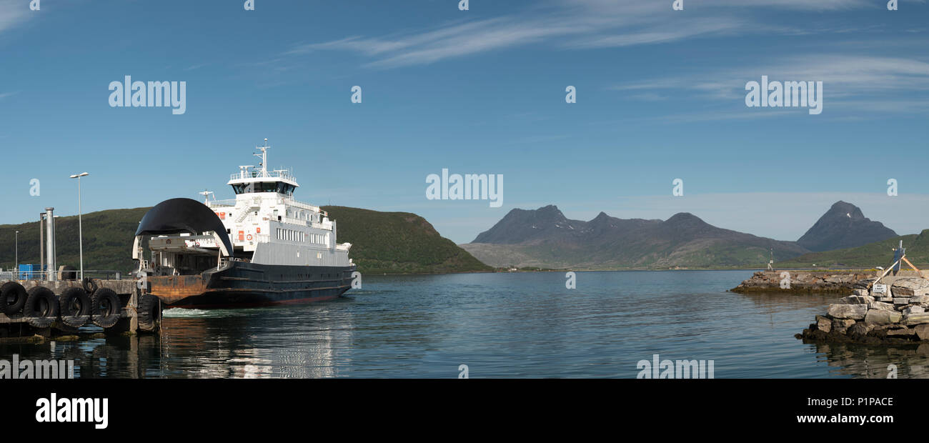 Ferry qui relie les îles à l'intérieur des terres et de la Voirie de la Norvège Banque D'Images