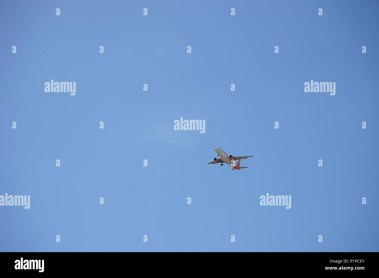 Avion Easyjet en vol au-dessus de Naples, Italie Banque D'Images