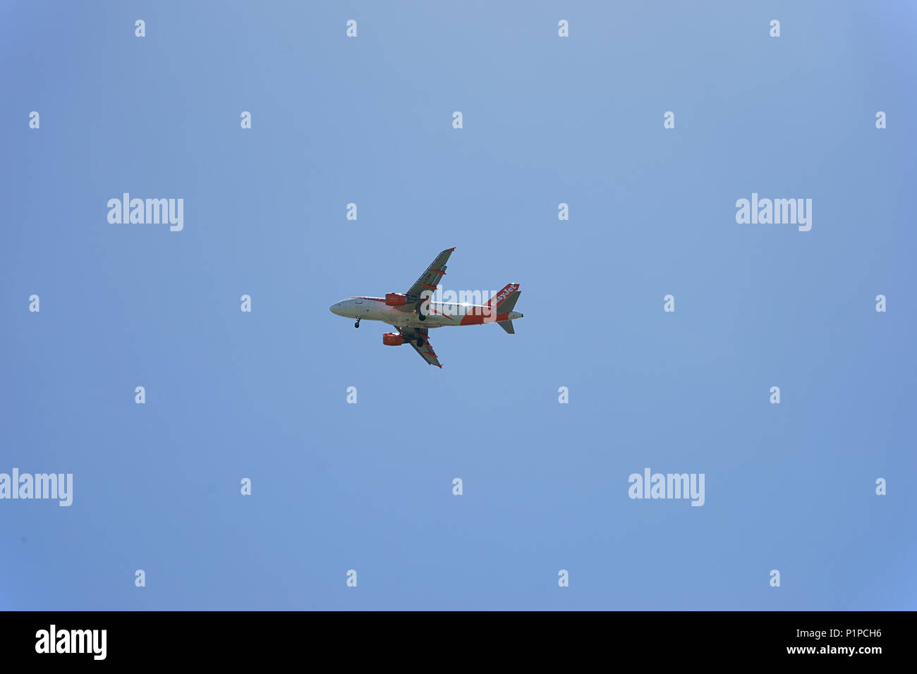 Easyjet avion dans le ciel - Naples, Italie Banque D'Images