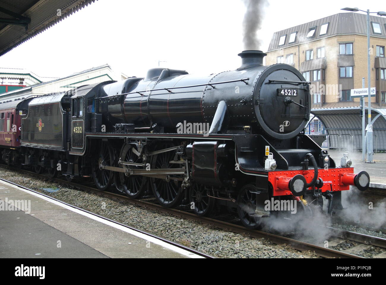 LMS 45212 Classe 5 l'Institut Stanier 4-6-0 au départ de la gare de Paignton, Devon, Angleterre Banque D'Images