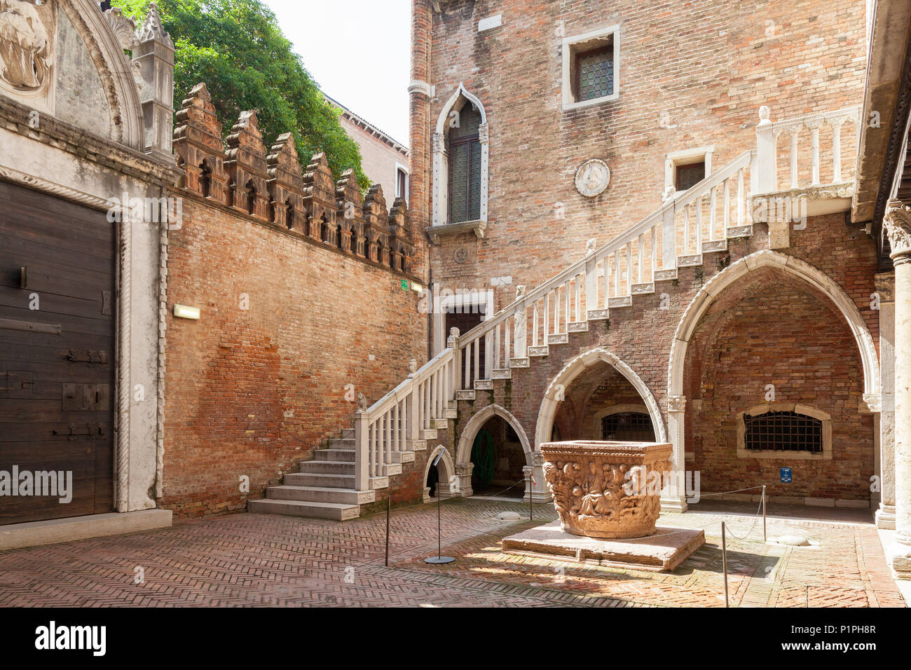 La cour de palais Ca D'Oro, Cannaregio, Venise, Vénétie, Italie avec le 1427 à la tête de puits (pozzo) par Bartolomeo Don et escalier sur voûtes lancet Banque D'Images