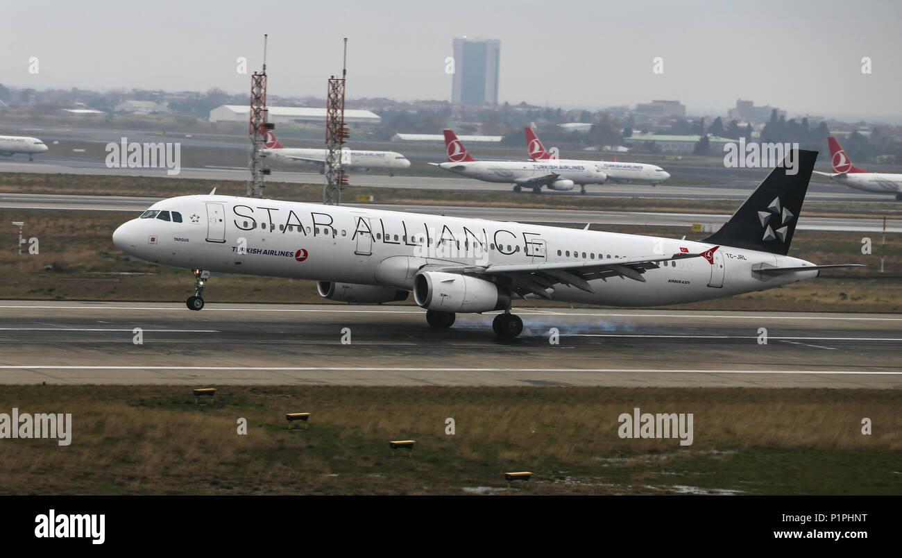 ISTANBUL, TURQUIE - Mars 04, 2018 : Turkish Airlines Airbus A321-231 (CN 3539) l'atterrissage à l'aéroport Ataturk d'Istanbul. Ta est le porte-drapeau de la Turquie w Banque D'Images