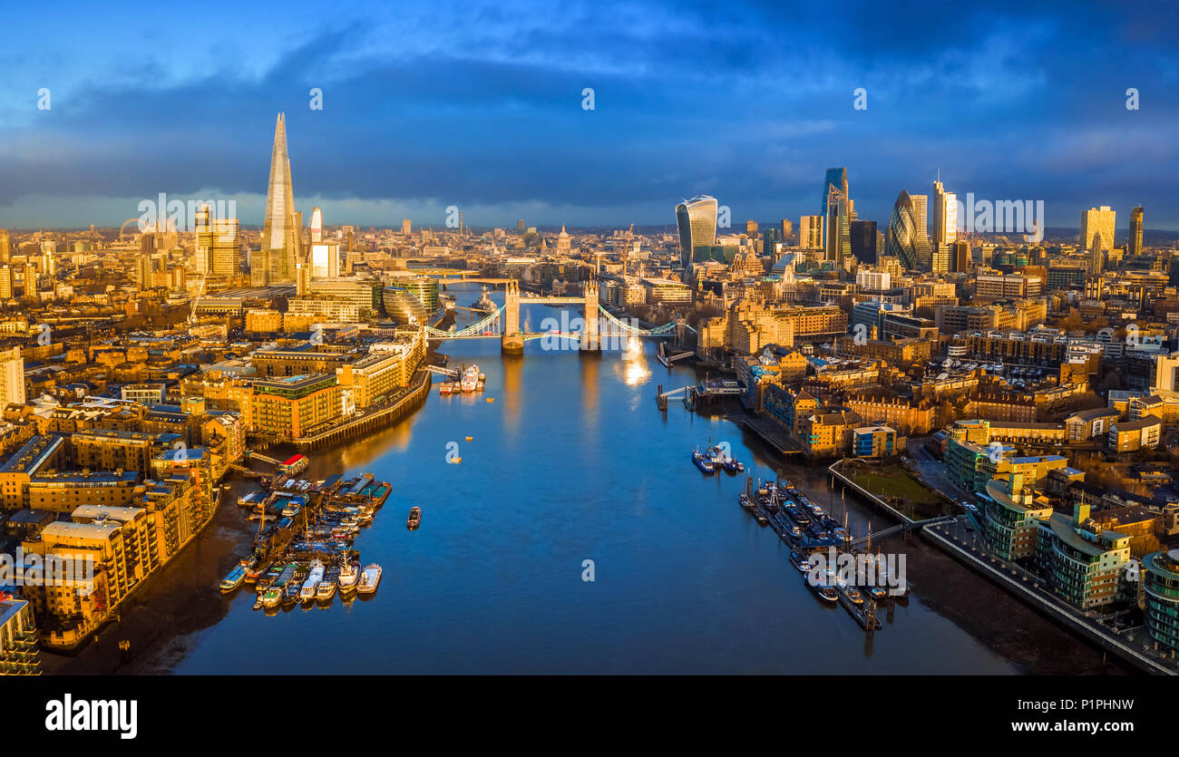Londres, Angleterre - skyline aerial view of London Tower Bridge emblématique notamment avec red bus double étage, gratte-ciel du quartier des banques et l'o Banque D'Images