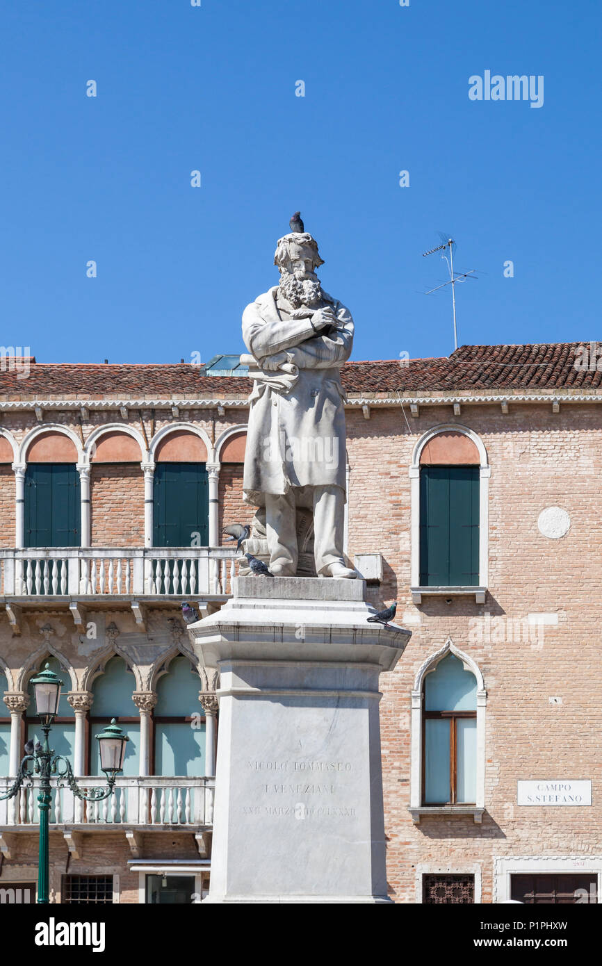 Statue de Costantinopoli, Niccolo (Nicolo Costantinopoli) Campo Santo Stefano, San Marco, Venise, Italie, célèbre linguiste, journaliste et essayiste, Banque D'Images