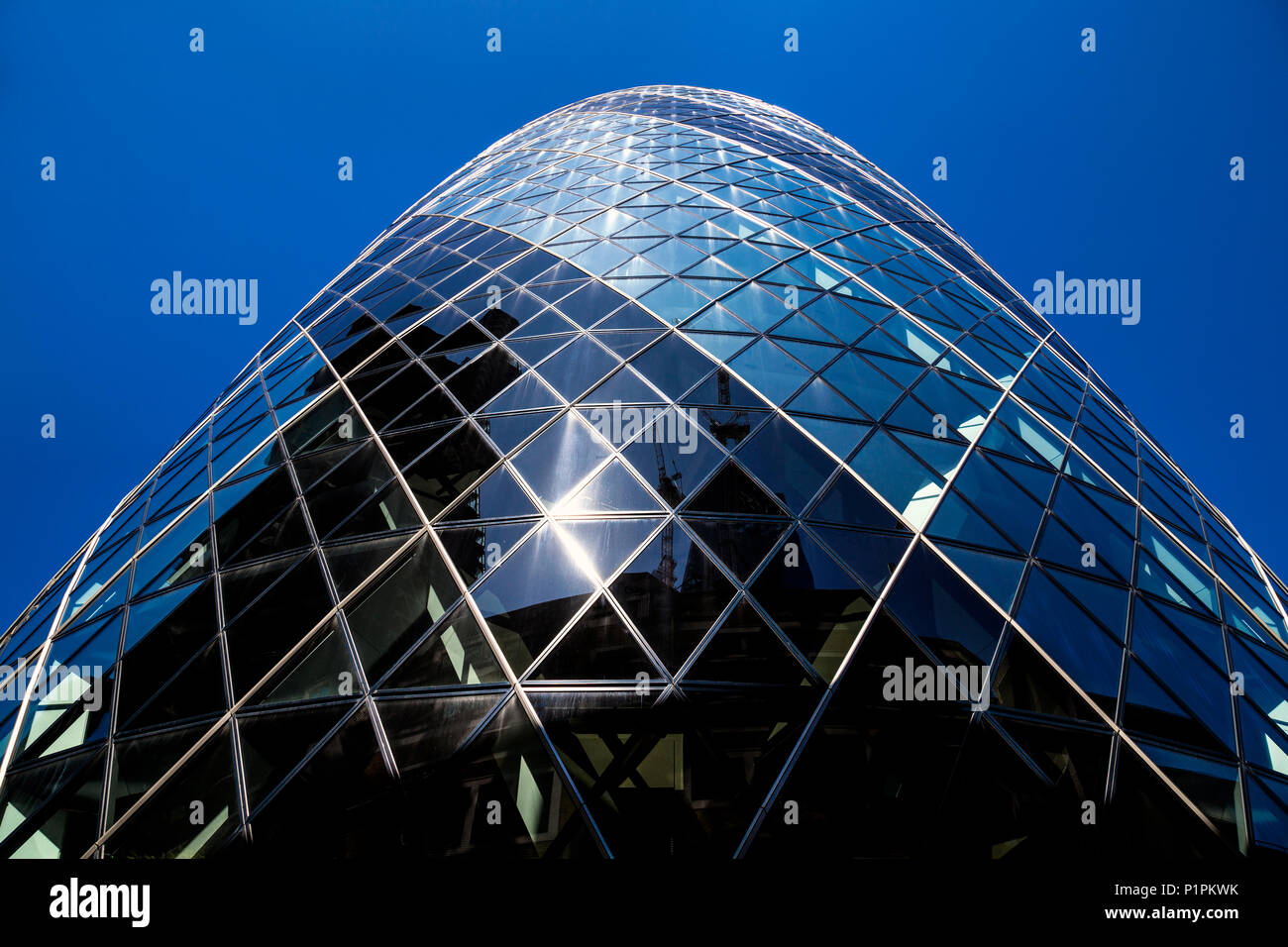 Vue de dessous du haut de l'immeuble, 30 Cornichon St Mary Axe, London, UK Banque D'Images
