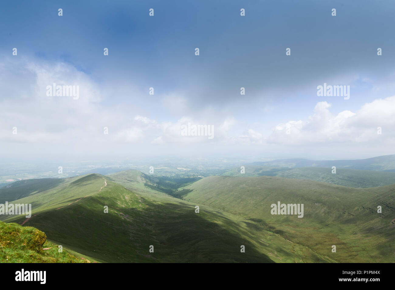 Vue depuis le haut du Pen Y Fan - la plus haute montagne au sud du Royaume-Uni (sud de Snowdonia). Pays de Galles, Royaume-Uni Banque D'Images
