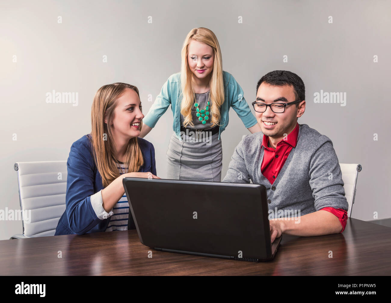 Les jeunes entreprises millénaire professionnels qui travaillent ensemble dans une salle de conférence dans un hôtel d'affaires moderne de haute technologie, à Sherwood Park, Alberta, Canada Banque D'Images