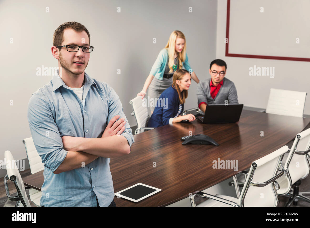 Les jeunes entreprises millénaire professionnels qui travaillent ensemble dans une salle de conférence dans un hôtel d'affaires moderne de haute technologie, à Sherwood Park, Alberta, Canada Banque D'Images