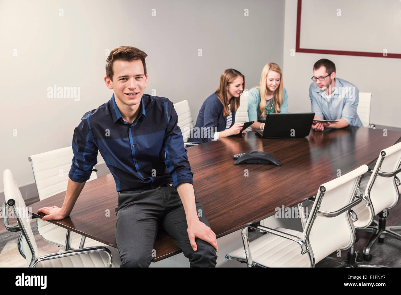 Les jeunes entreprises millénaire professionnels qui travaillent ensemble dans une salle de conférence dans un hôtel d'affaires moderne de haute technologie, à Sherwood Park, Alberta, Canada Banque D'Images