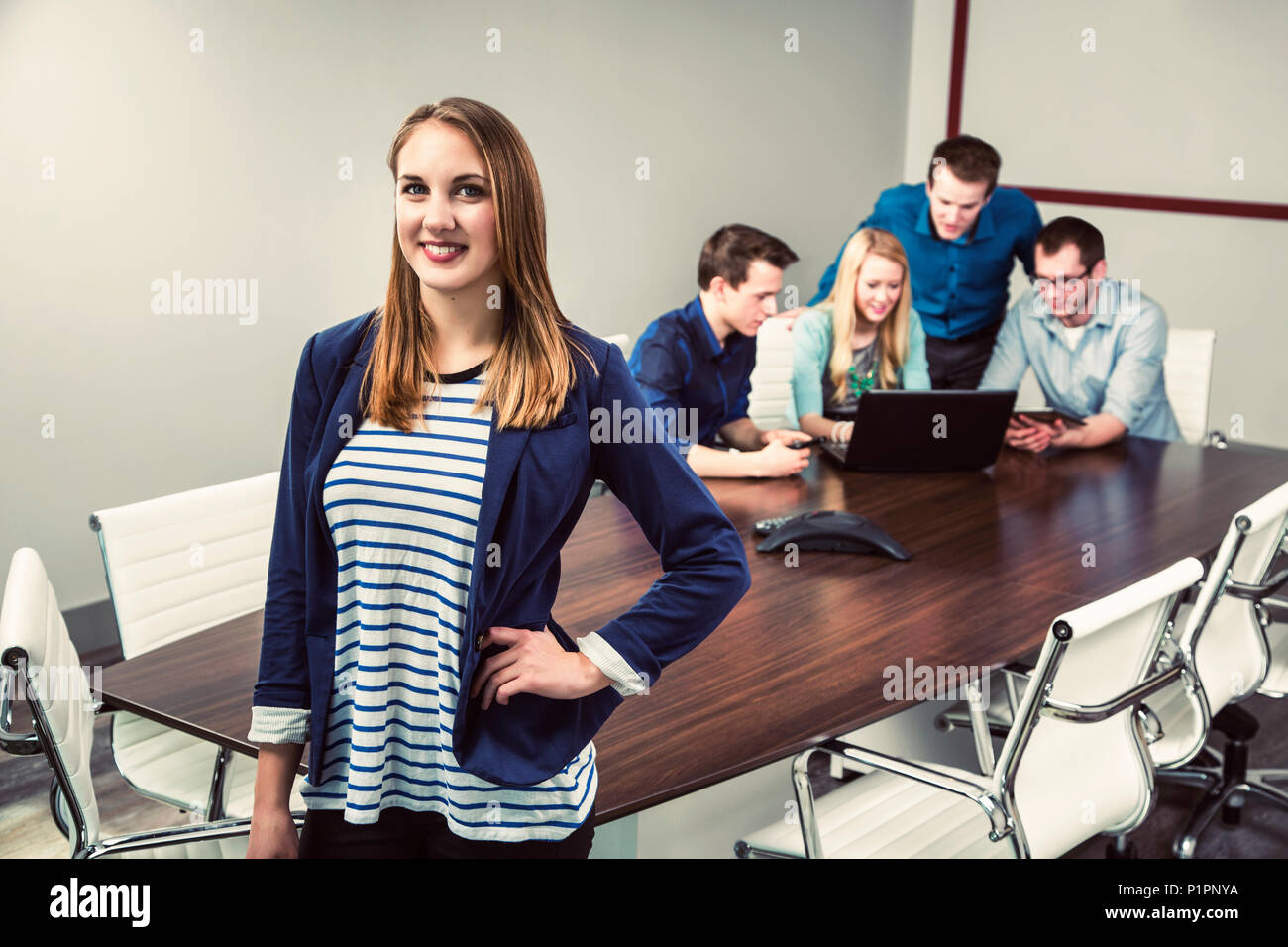 Les jeunes entreprises millénaire professionnels qui travaillent ensemble dans une salle de conférence dans un hôtel d'affaires moderne de haute technologie, à Sherwood Park, Alberta, Canada Banque D'Images