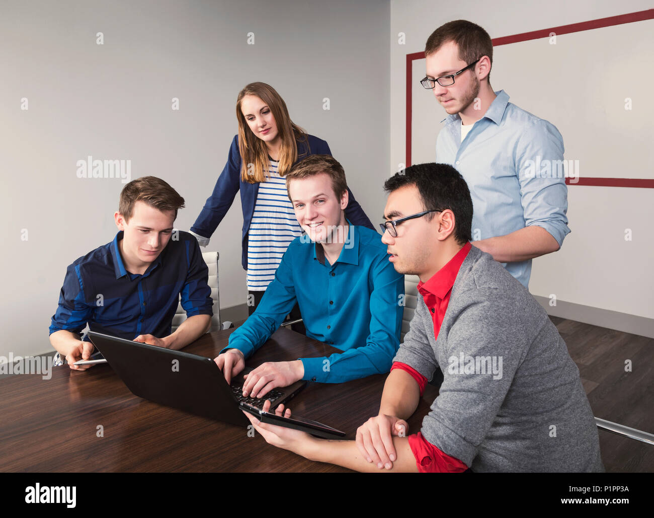 Les jeunes entreprises millénaire professionnels qui travaillent ensemble dans une salle de conférence dans un hôtel d'affaires moderne de haute technologie, à Sherwood Park, Alberta, Canada Banque D'Images