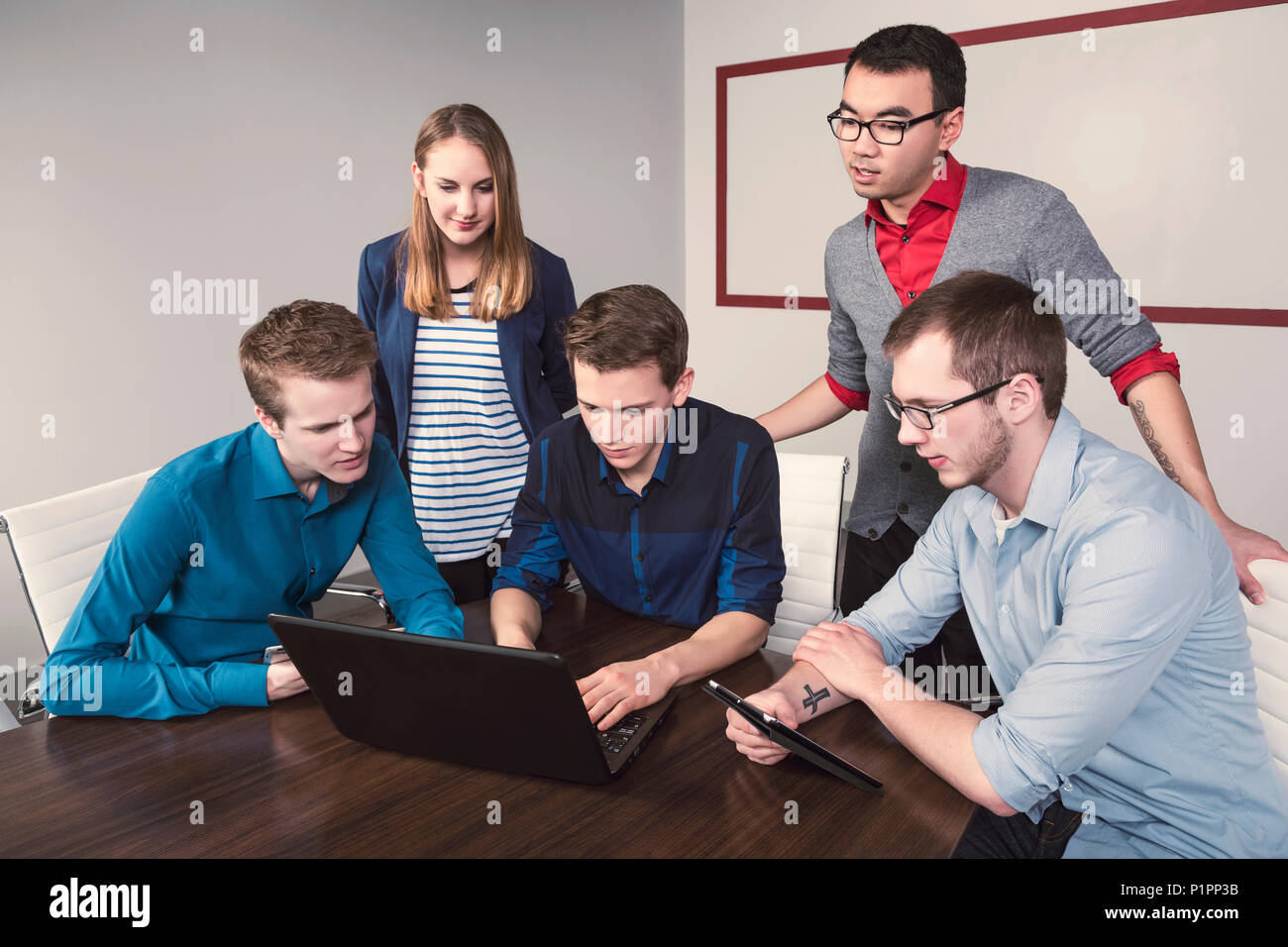 Les jeunes entreprises millénaire professionnels qui travaillent ensemble dans une salle de conférence dans un hôtel d'affaires moderne de haute technologie, à Sherwood Park, Alberta, Canada Banque D'Images