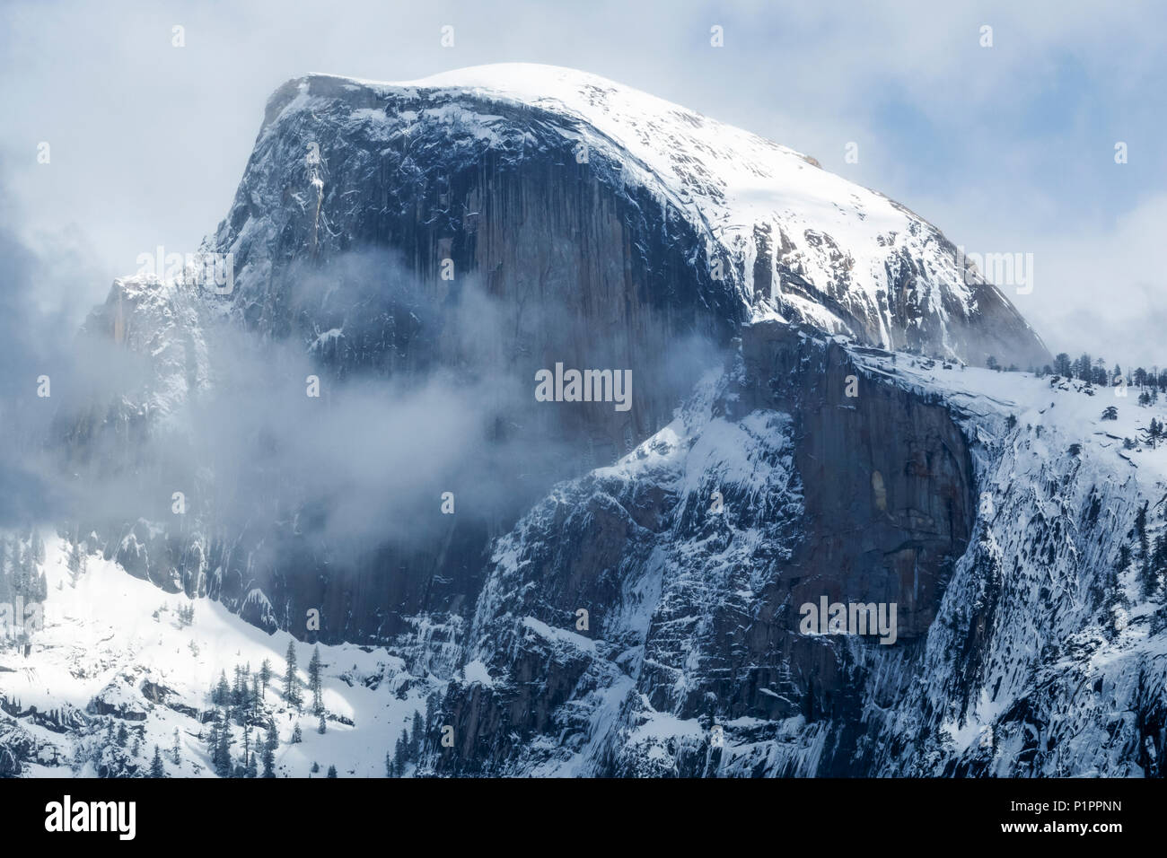Demi-dôme avec de la neige en hiver, la vallée de Yosemite, Yosemite National Park, Californie, États-Unis d'Amérique Banque D'Images