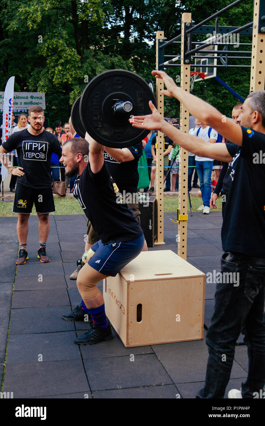 Sous le nom de marque 'jeux pour heroes' - le stade des sports de toutes les compétitions de crossfit ukrainien pour les anciens combattants de la guerre à Kharkov le 9 juin Banque D'Images