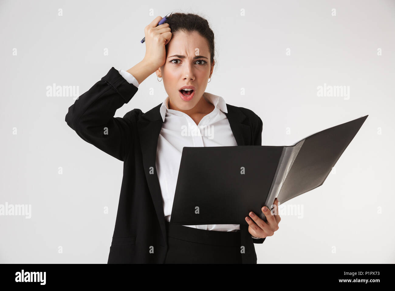 Photo de confondre nerveux young business woman holding folder sur mur blanc fond isolé. Banque D'Images