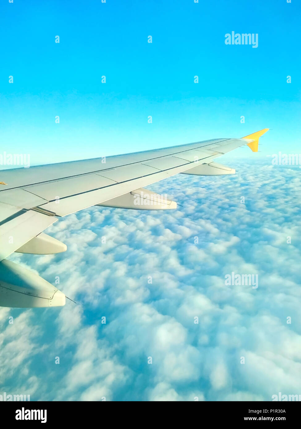 Vue réelle à partir de la fenêtre de l'avion en vol de Belles Cloudscape. Aile sur Ciel Bleu nuages moelleux Arrière-plan. Plein soleil. Dynamique des Col Banque D'Images