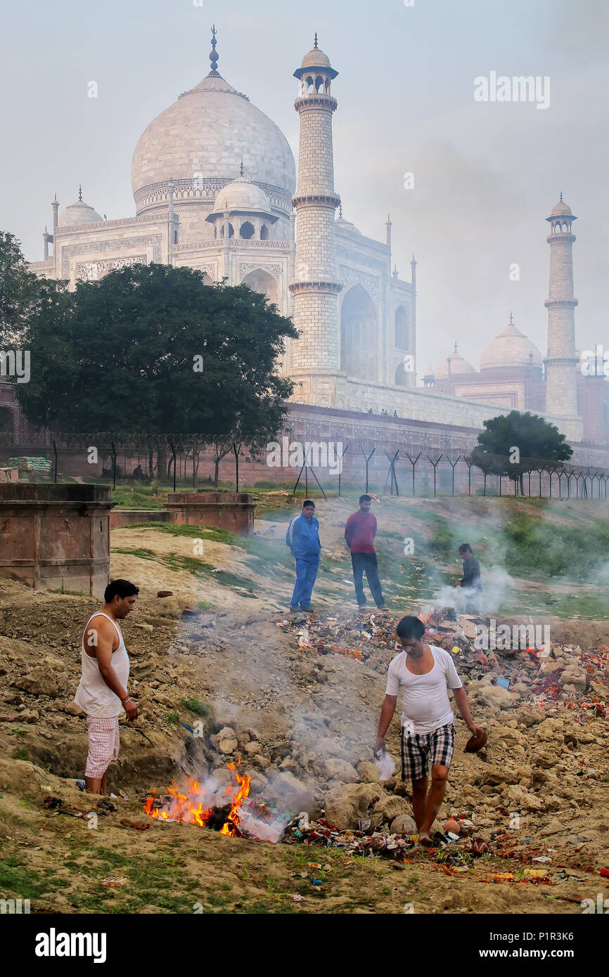 Les hommes de la combustion des déchets sur la rive de la rivière Yamuna près de Taj Mahal, Agra, Uttar Pradesh, Inde. Taj Mahal a été désigné patrimoine mondial de l'UNESCO Banque D'Images