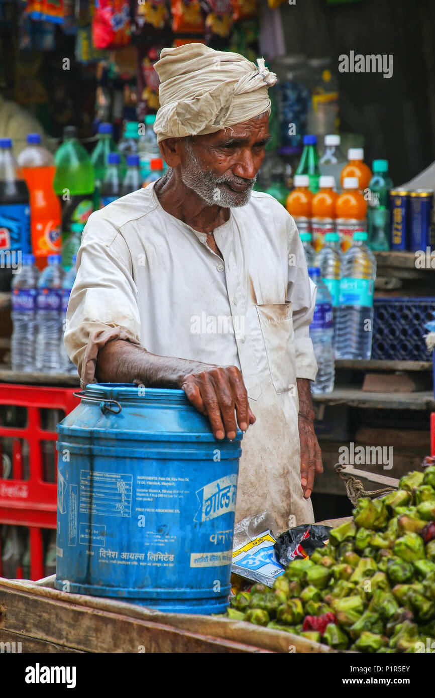 Vente local des châtaignes d'eau (singhara) au marché de rue à Fatehpur Sikri, Uttar Pradesh, Inde. La ville a été fondée en 1569 par l'Empire moghol Banque D'Images