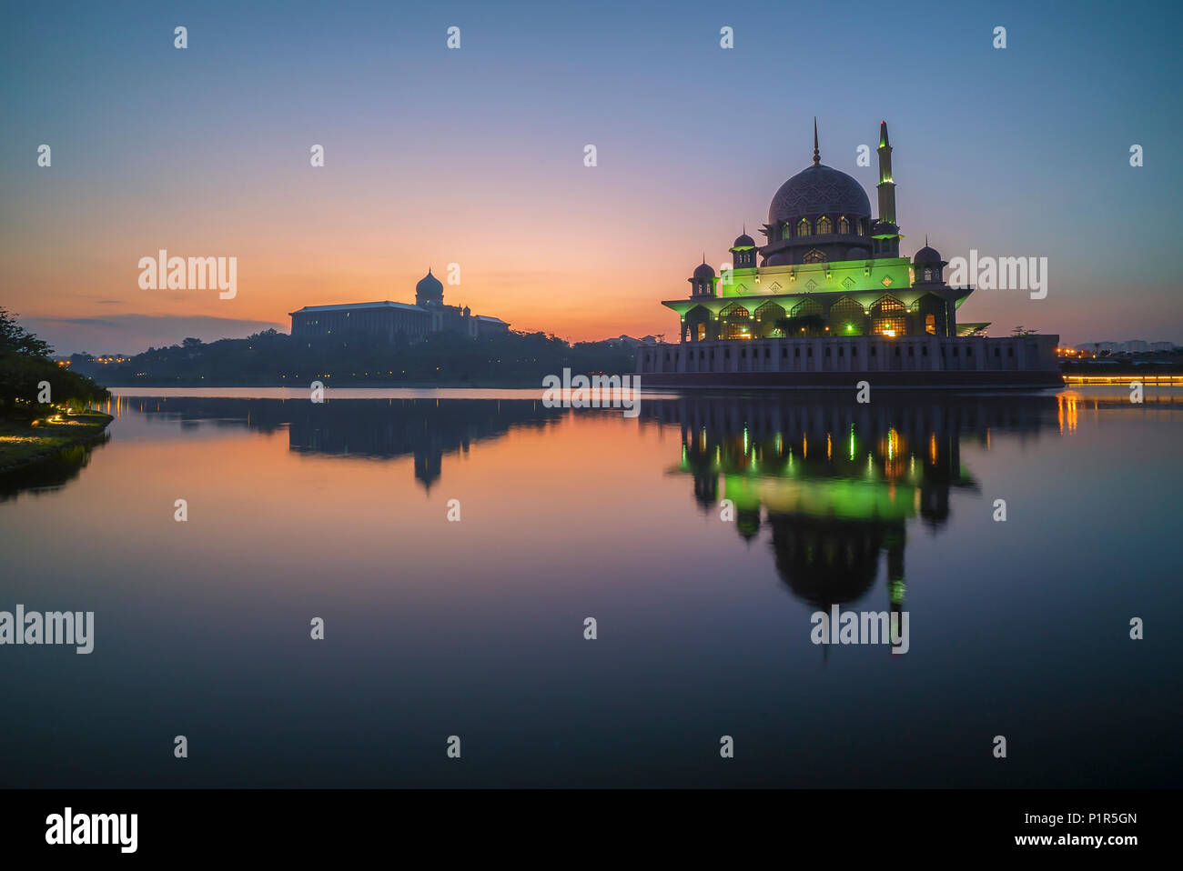 Beau Lever de soleil à Mosquée Putra, Putrajaya avec réflexion parfaite Banque D'Images