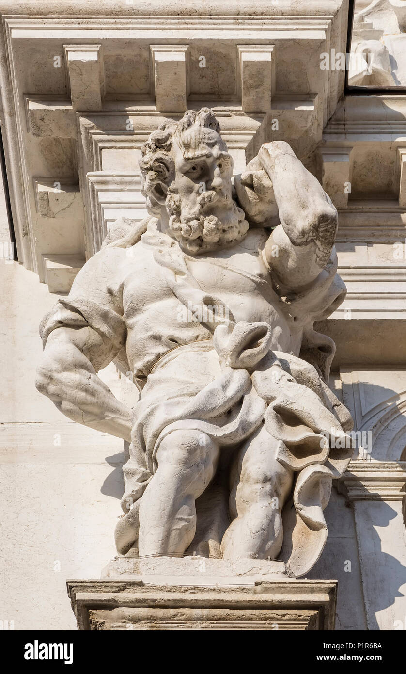La sculpture sur la façade de l'église de Santa Maria Dei Delitti, Ospedaletto. Venise. Italie Banque D'Images