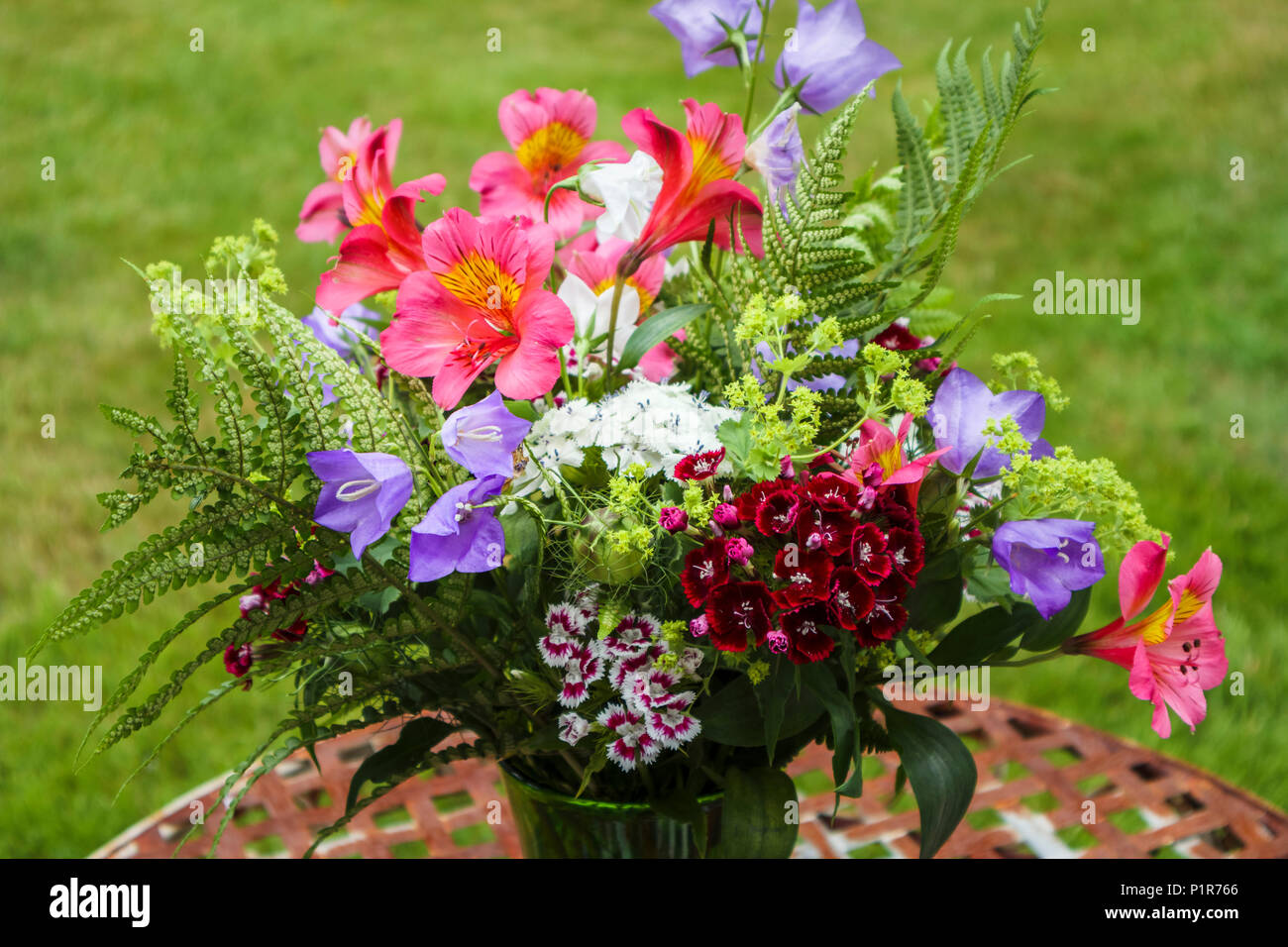 Arrangement de fleurs estivales : bouquet de fleurs colorés mixtes au début de l'été jardin britannique de plusieurs variétés de fleurs disposées dans un vase Banque D'Images