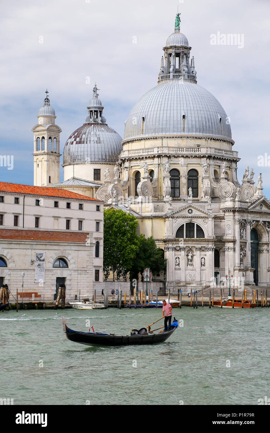 Déménagement télécabine en face de la Basilique Santa Maria della Salute à Venise, Italie. Cette église a été commisioned par Venise les survivants de la peste comme merci f Banque D'Images