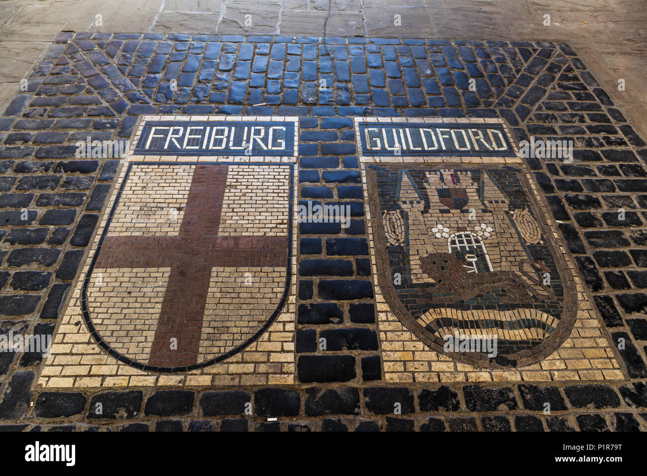 Pavé mosaïque dans Tunsgate, Guildford, ville du comté de Surrey, au sud-est de l'Angleterre, Royaume-Uni commémorant le jumelage avec Freiburg, Allemagne Banque D'Images