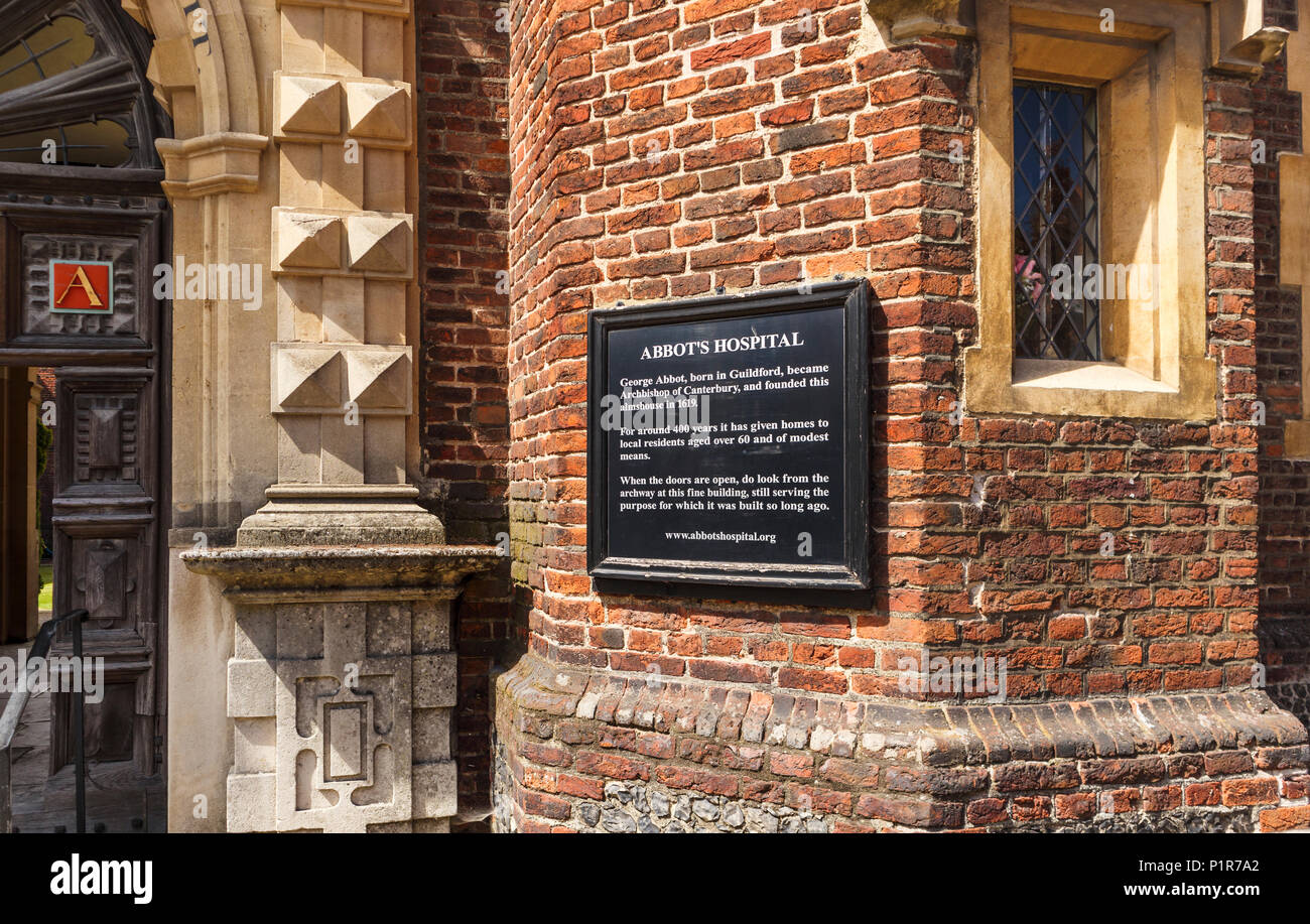 Panneau à l'entrée de l'hôpital de l'Abbé, un monument d'indigents bâtiment historique dans High Street, Guildford, ville du comté de Surrey, Angleterre du Sud-Est Banque D'Images