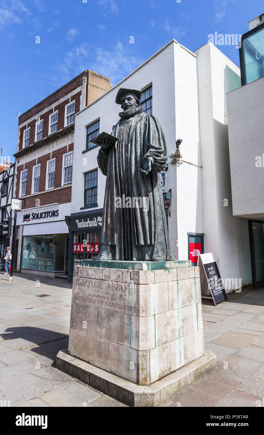 Statue de George Abbot, Église chrétienne de l'Angleterre, l'archevêque de Canterbury, High Street, Guildford, ville du comté de Surrey, au sud-est de l'Angleterre, Royaume-Uni Banque D'Images